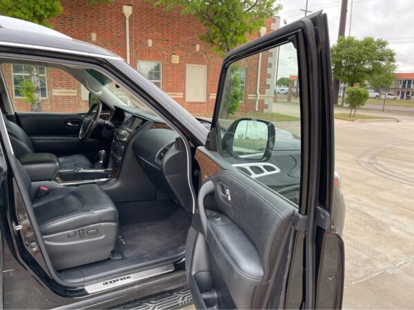 2017 Infiniti QX80  - Image 8