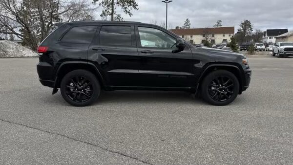 2017 Jeep Grand Cherokee - Image 12