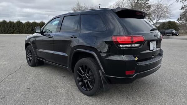 2017 Jeep Grand Cherokee - Image 2