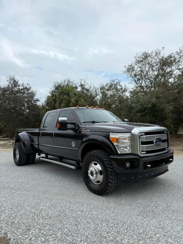 2015 Ford F350 crew cab long bed 4x4 dually - Image 12