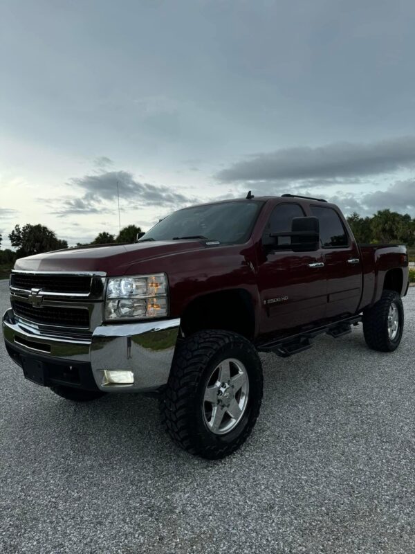2008 Chevy Silverado 2500 4x4 crew cab - Image 2
