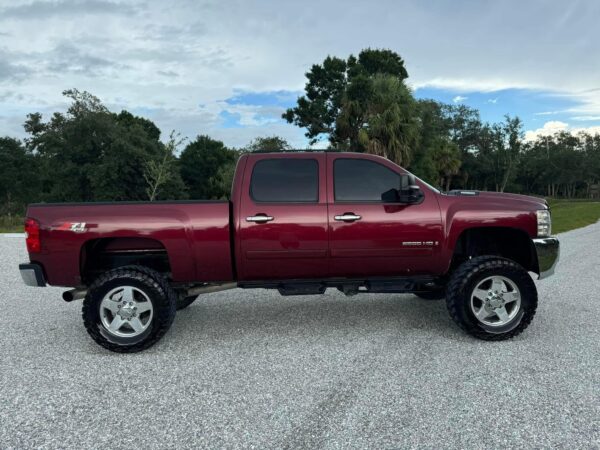 2008 Chevy Silverado 2500 4x4 crew cab - Image 5