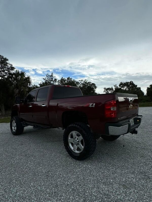 2008 Chevy Silverado 2500 4x4 crew cab - Image 6