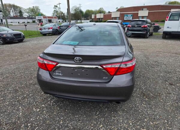 Toyota Camry SE Sedan 4D - Image 10