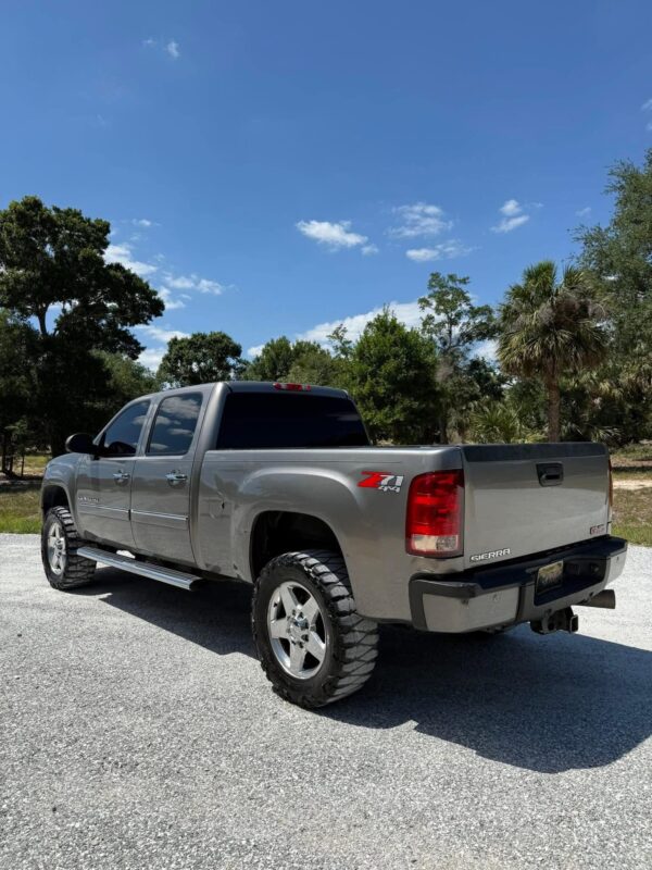 2013 GMC Sierra 2500 crew cab short bed - Image 4
