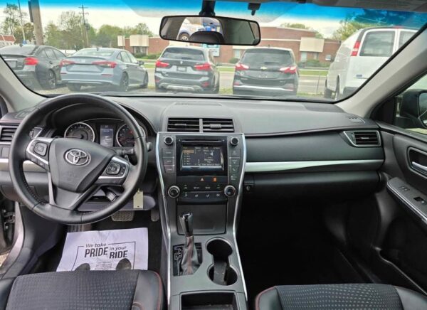 Toyota Camry SE Sedan 4D - Image 5