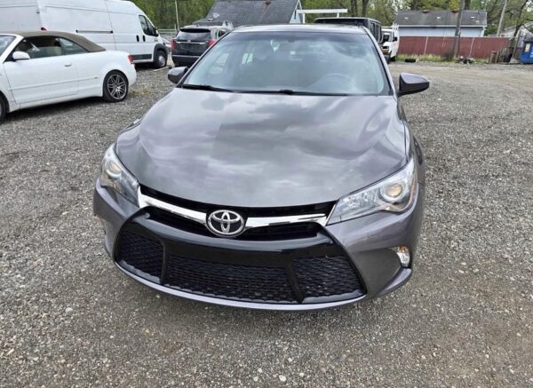 Toyota Camry SE Sedan 4D