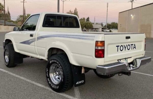 1993 Toyota pickup deluxe 4x4 - Image 3