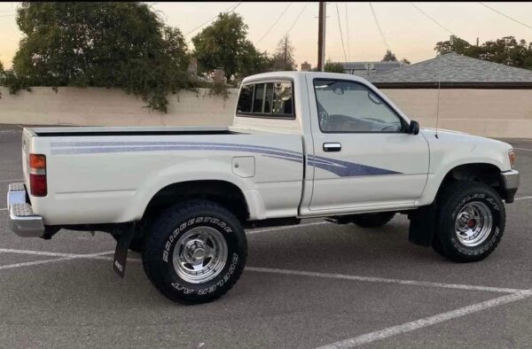 1993 Toyota pickup deluxe 4x4 - Image 4