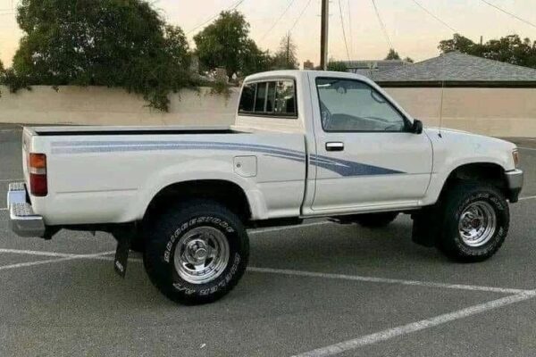 1993 Toyota pickup deluxe 4x4 - Image 5