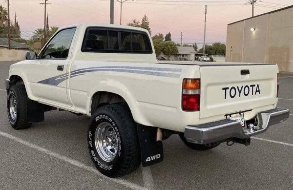 1993 Toyota pickup deluxe 4x4 - Image 6