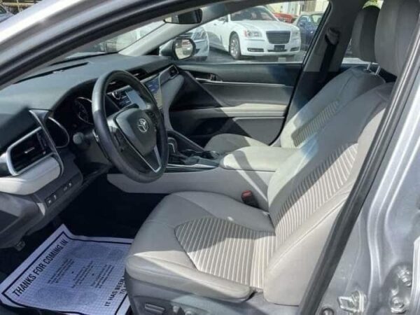 2018 Toyota Camry SE 4dr Sedan - Image 8