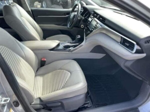 2018 Toyota Camry SE 4dr Sedan - Image 11
