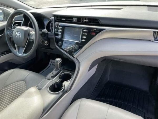 2018 Toyota Camry SE 4dr Sedan - Image 10
