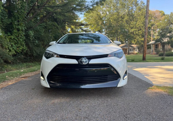 2018 Toyota Corolla · XLE Sedan 4D - Image 3