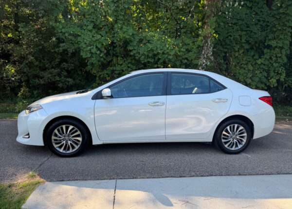 2018 Toyota Corolla · XLE Sedan 4D - Image 4