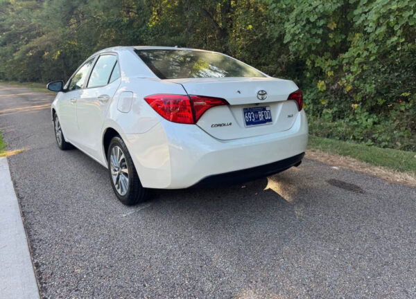 2018 Toyota Corolla · XLE Sedan 4D - Image 5