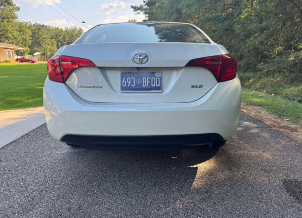 2018 Toyota Corolla · XLE Sedan 4D - Image 6