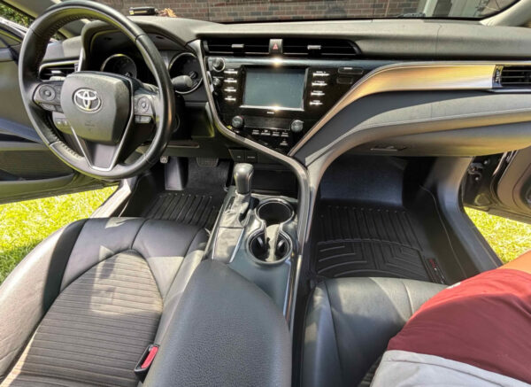 2020 Toyota Camry · SE Sedan 4D - Image 8